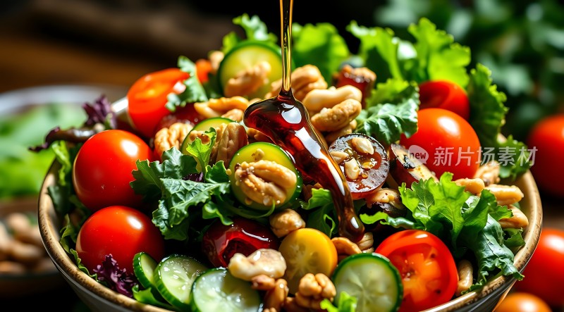 健康美味沙拉新鲜蔬菜与坚果完美搭配！