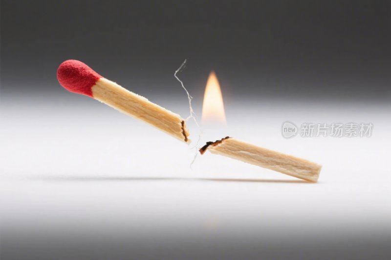 燃烧的火柴断裂瞬间