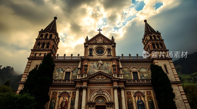 阳光下的宏伟教堂