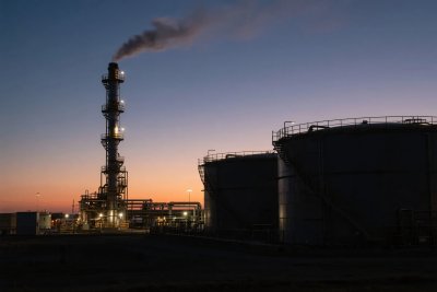 黄昏下的工业设施