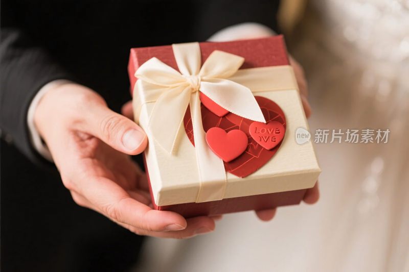 手捧爱心礼盒