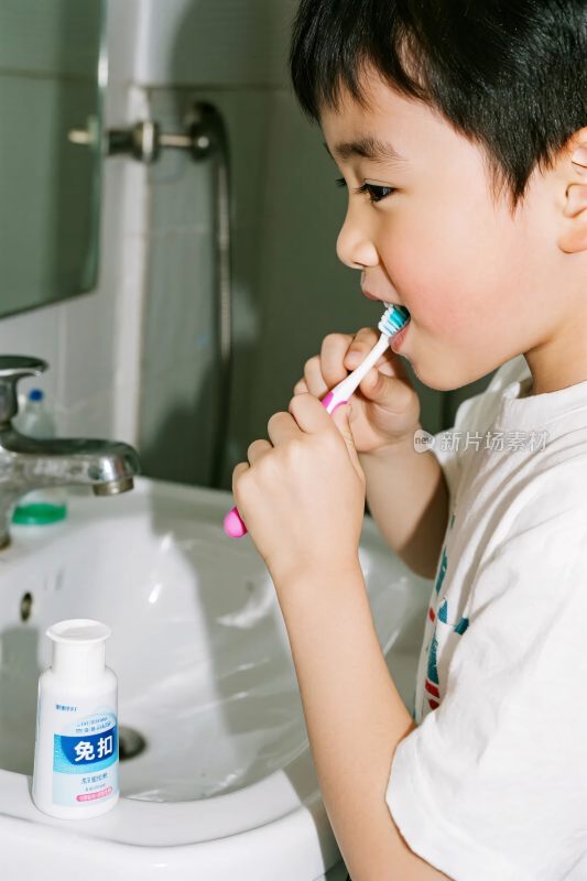 小孩在洗手台刷牙