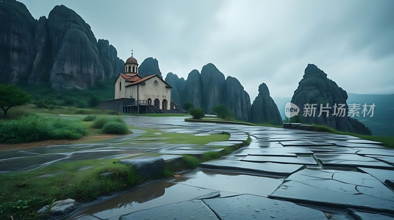 雨后山间小径上的宁静教堂