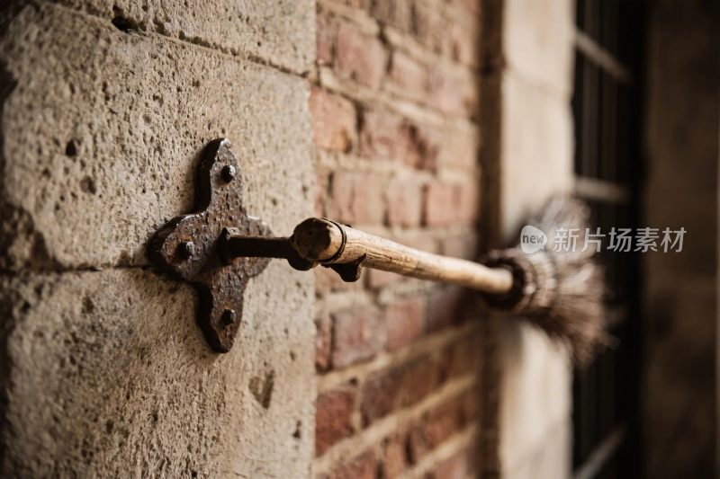 老建筑墙角的扫帚固定装置