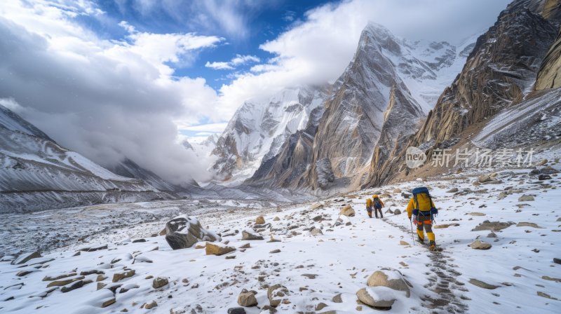 励志团队攀登勇往直前徒步梦想登顶雪山