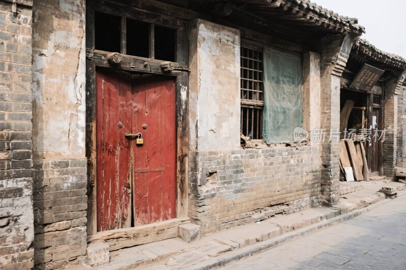 老建筑古巷红木门