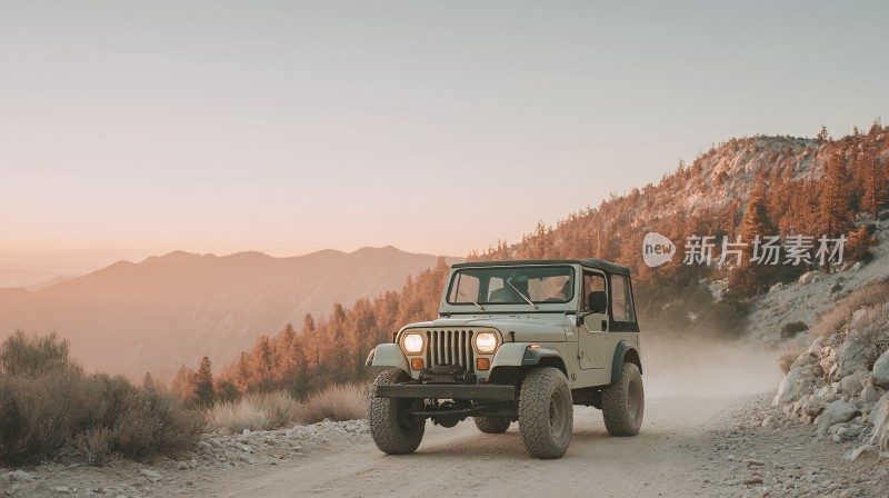 山间行驶的越野吉普车