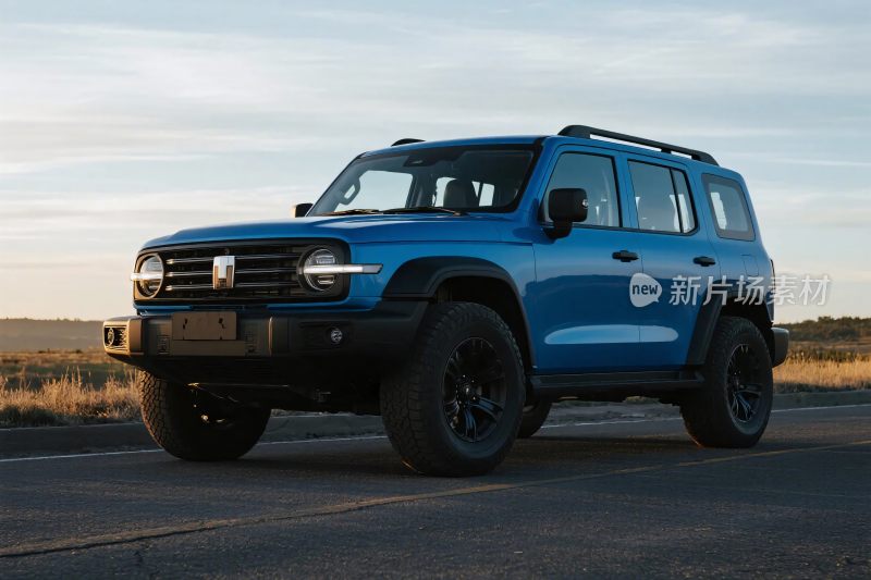 蓝色越野汽车行驶在路上