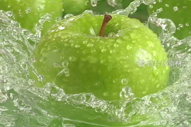 青苹果入水溅起水花瞬间