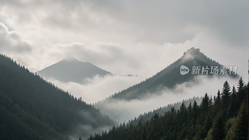 一座被雾气覆盖的山风景风光高清图片