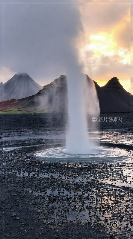 冰岛壮观间歇泉日落奇景