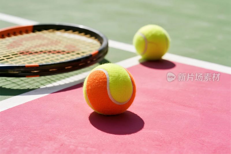 网球与球拍置于网球场上