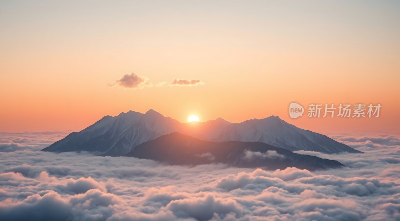 日出云海巍峨山脉