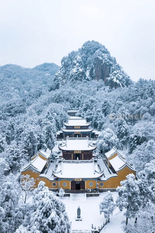 雪山古庙雪景图