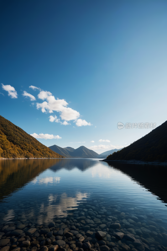 一大片水面里面有岩石高清风景图片