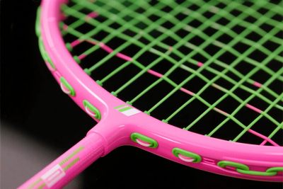 粉色羽毛球拍特写