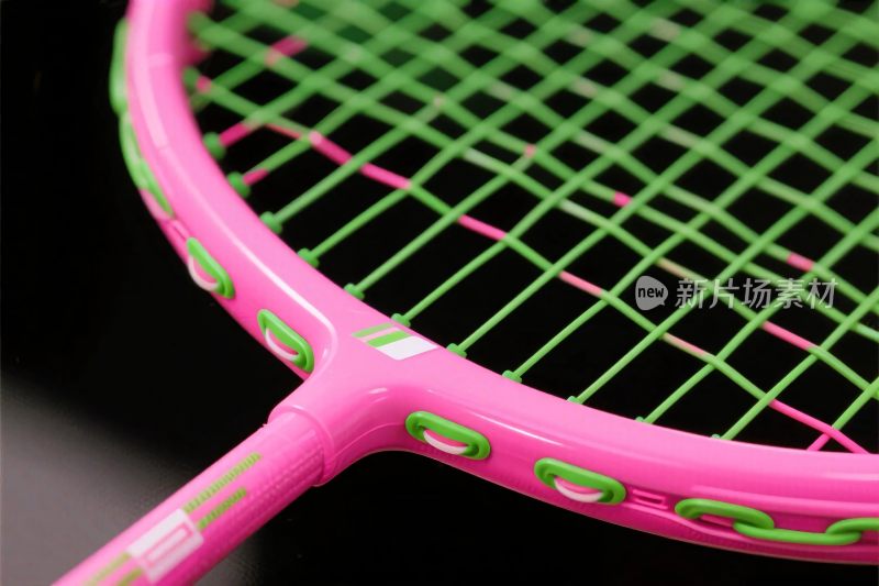 粉色羽毛球拍特写
