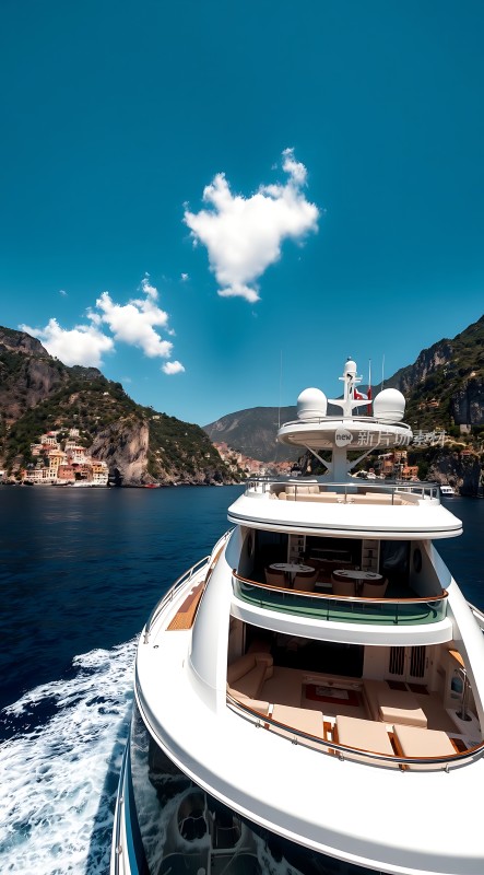 豪华游艇驶向蔚蓝大海