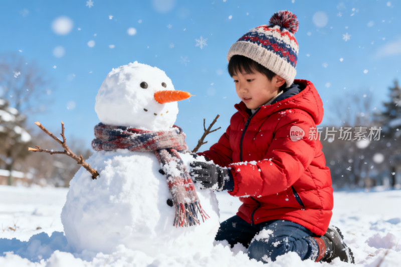 男孩冬日堆雪人欢乐场景