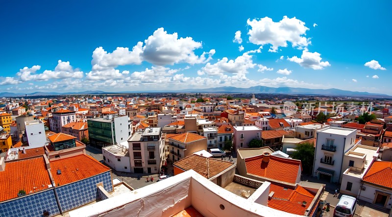 蓝天白云下的多彩小镇