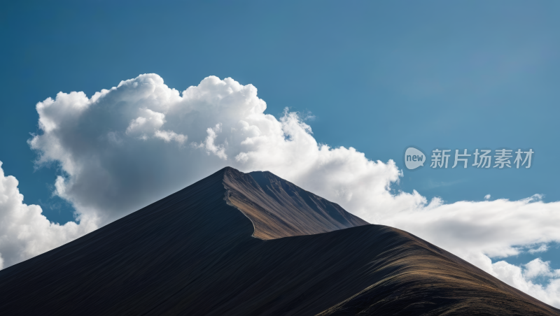 一座山山顶一座非常高山高清图片