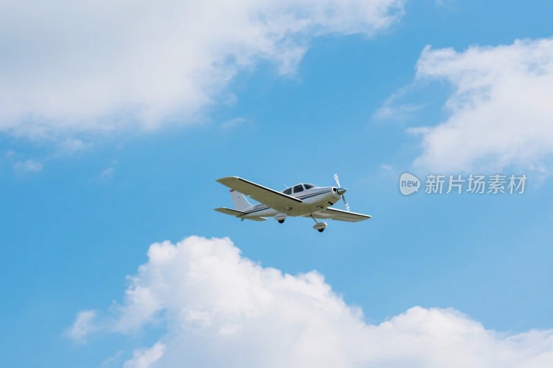 飞机飞行在蓝天白云