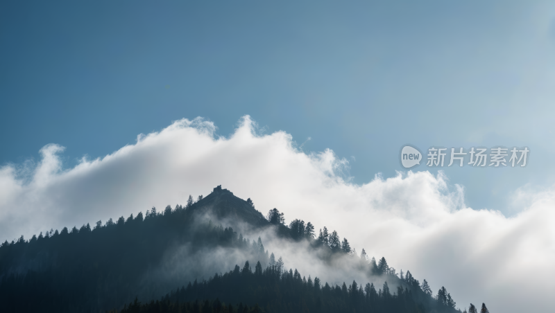 一座背景是树木和云彩的山风景风光高清图片