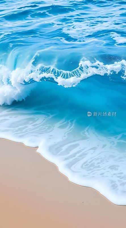 碧蓝海浪轻拍沙滩