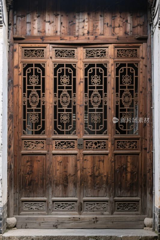 古旧木门与雕花老窗