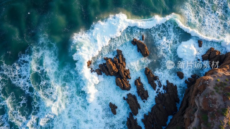 海浪拍打礁石的壮丽景象