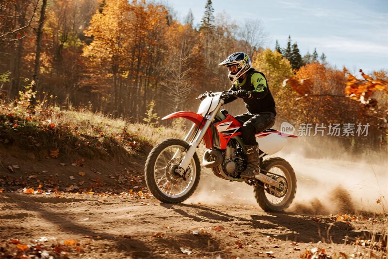 秋日越野摩托骑行瞬间