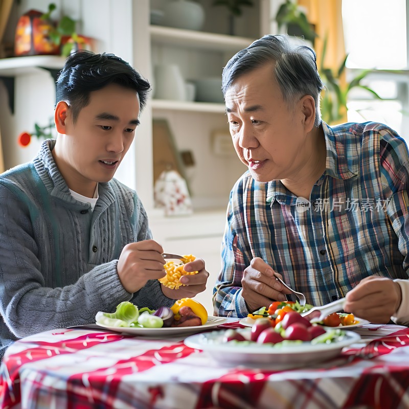 父子共进晚餐享受温馨时光