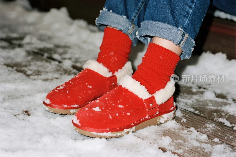 冬日红色毛绒鞋雪地画面