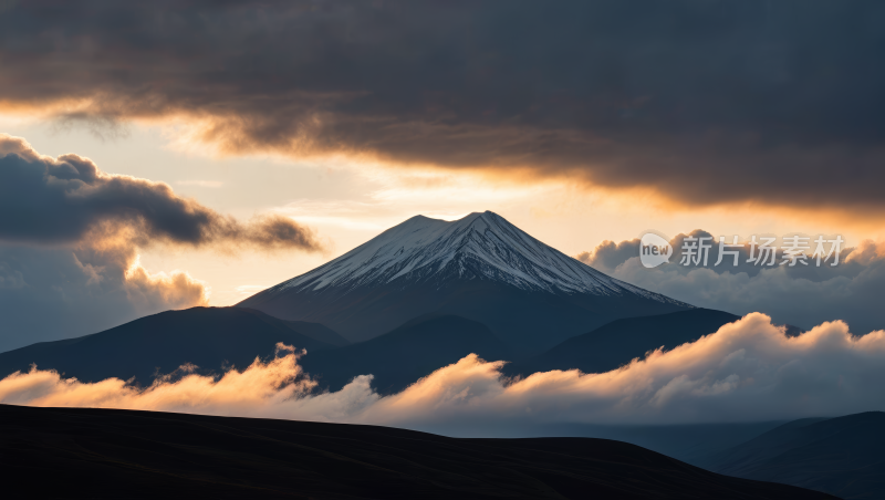 一座云雾缭绕的高山清风景图片