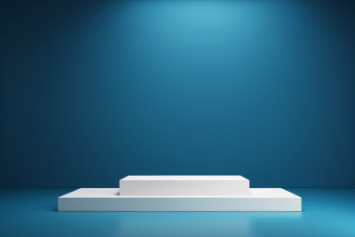 白色讲台蓝色背景上有聚光灯高清图片 白色讲台蓝色背景上有聚光灯高清图片