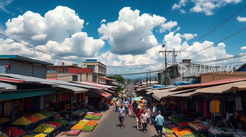 蓝天白云下热闹集市色彩缤纷的水果和人群熙攘