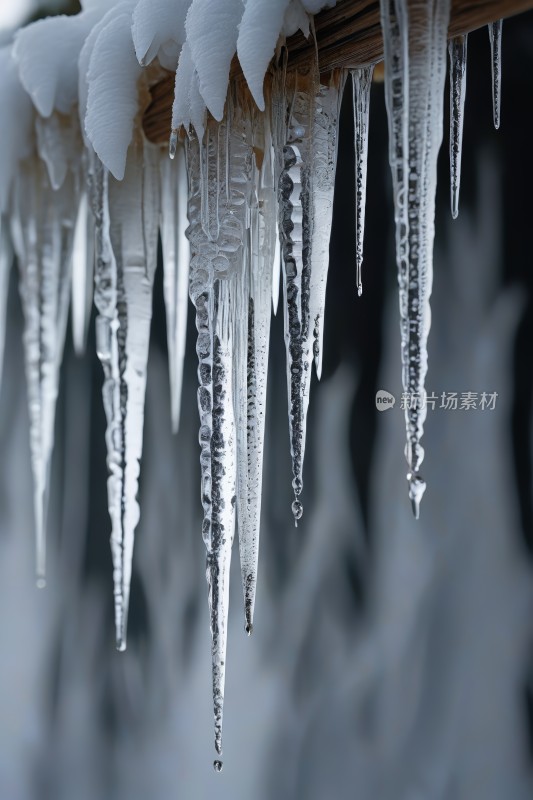 冰柱悬挂在木结构上上面有雪高清风景图片