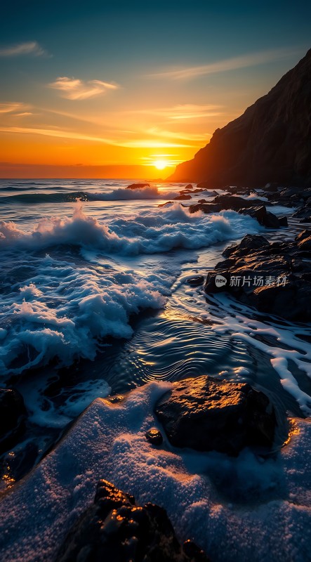 日落时分的海浪与岩石