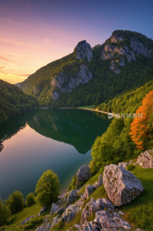 湖周围有山脉有几棵树和岩石高清风景图片