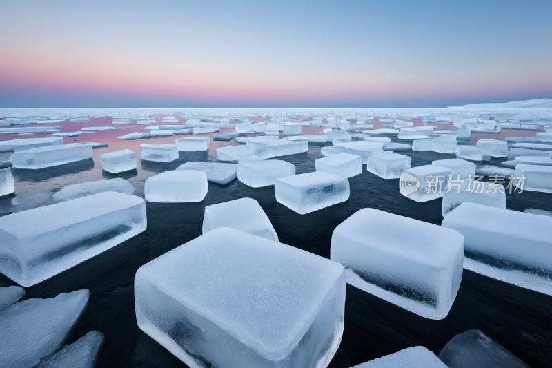 冰块坐落在海洋的海滩上风光风景图片