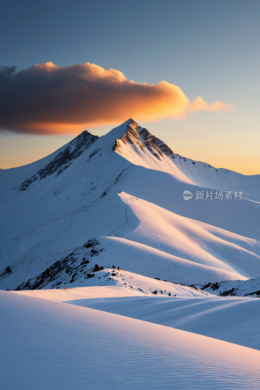 一座被雪覆盖的高山清风景摄影图片