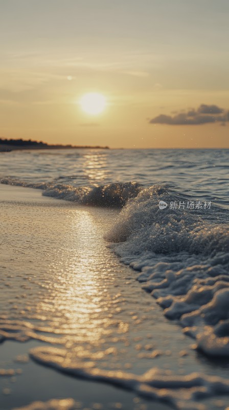 夕阳下的海边波浪