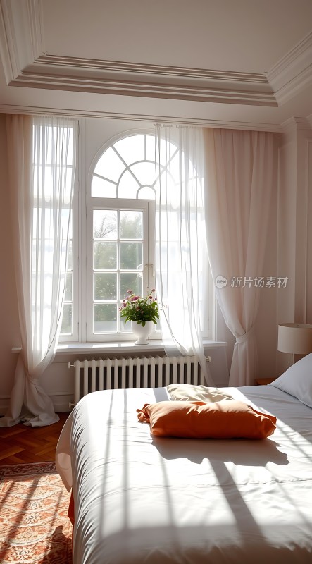 阳光洒满温馨卧室白色床铺与窗帘相映成趣