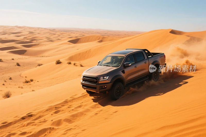 沙漠中行驶的皮卡车