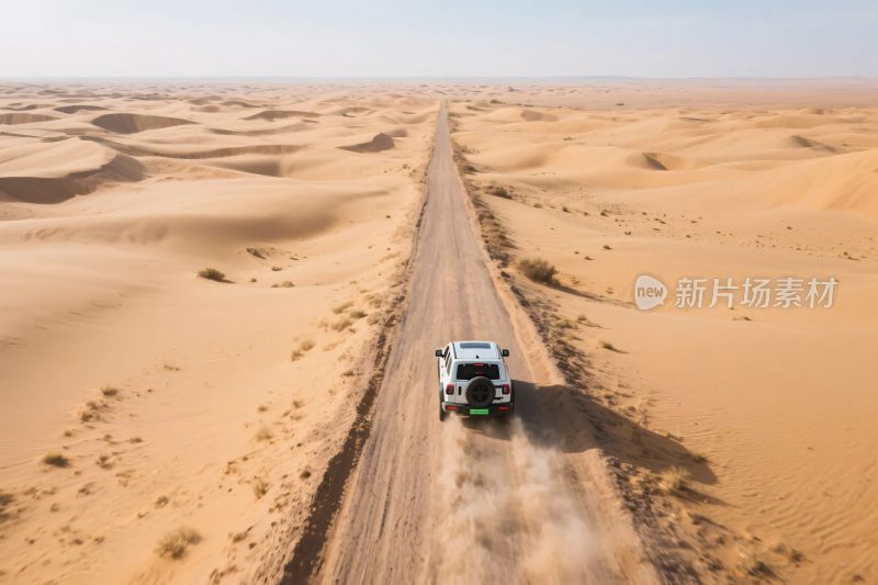 沙漠中行驶的白色越野车