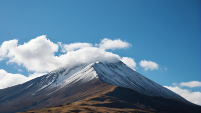 一座大山白雪覆盖山峰