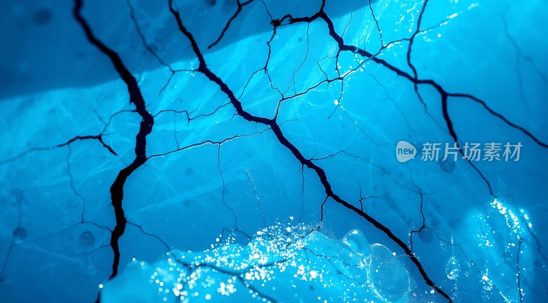 冰封世界裂缝中的光芒