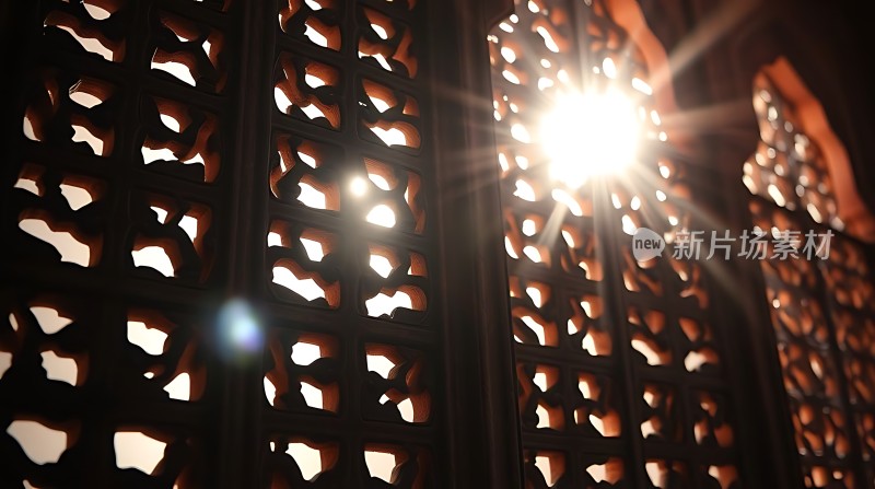 阳光透过镂空木门洒下斑驳光影