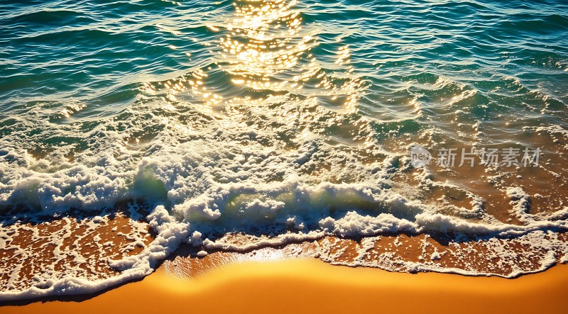 阳光下的海浪轻拍沙滩