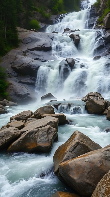 瀑布飞流直下碧波荡漾